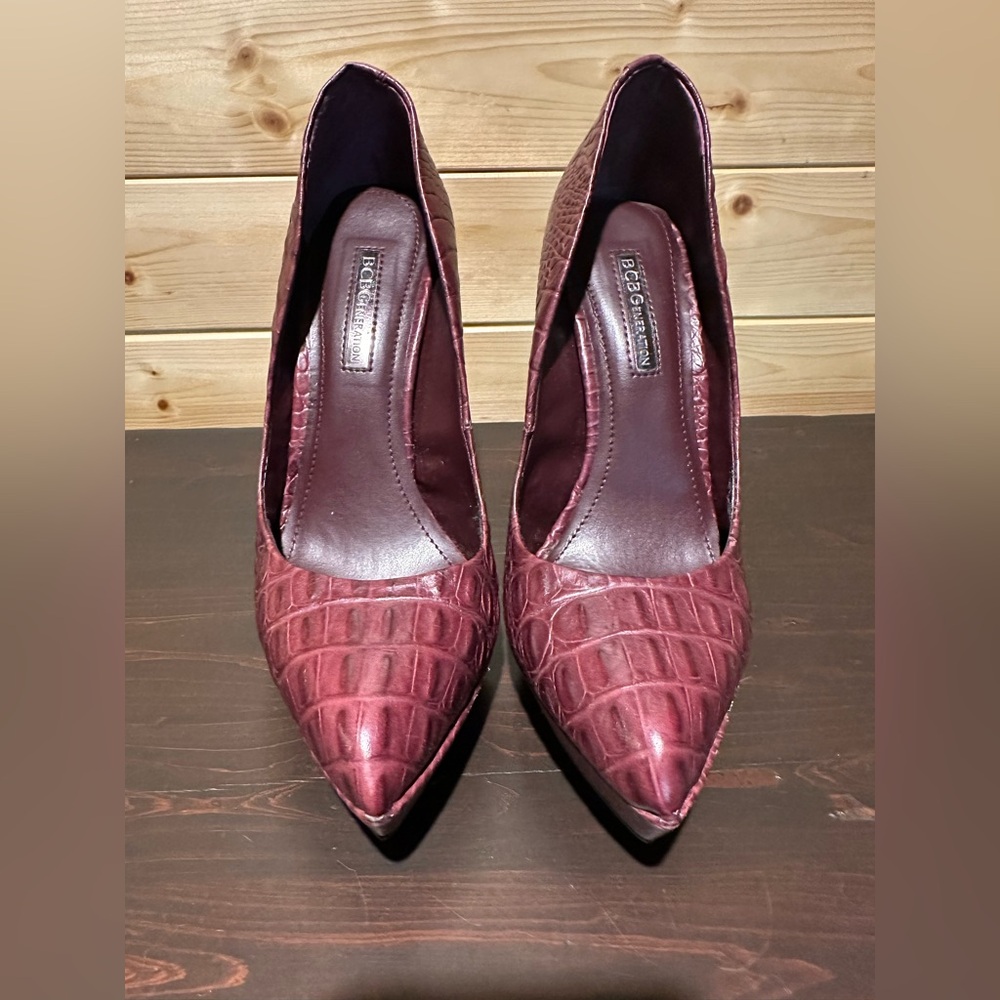 BCBGeneration burgundy / maroon croc embossed leather platform pumps size 6.5